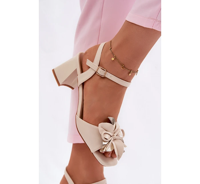 Dámské sandály na podpatku s ozdobným květem Vinceza 20283 Béžové Dámské sandály na podpatku s ozdobným květem Vinceza 20283 Béžové