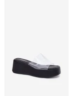 Dámské pantofle s páskem na klínu černé model 21696443 - Boto