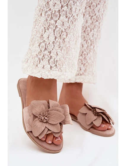 Dámské ploché pantofle s ozdobnými květy Béžové model 22032021 - Boto