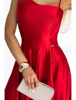 Elegantní dlouhé červené dámské saténové šaty přes jedno rameno model 19422253 - numoco