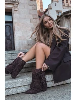 Dámské kotníkové boty na podpatku s třásněmi a zlatými přezkami čokoládové Evelisse Dámské kotníkové boty na podpatku s třásněmi a zlatými přezkami čokoládové Evelisse