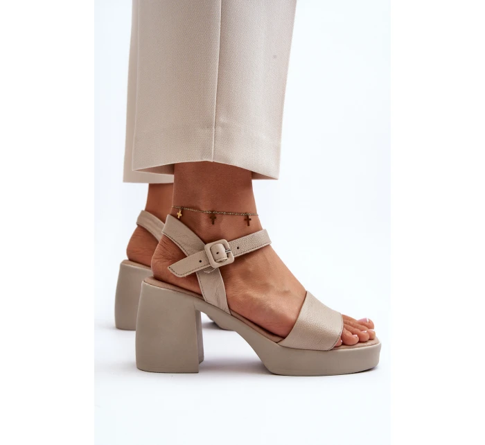 model 21647980 Dámské kožené sandály na podpatku Beige - Zazoo model 21647980 Dámské kožené sandály na podpatku Beige - Zazoo