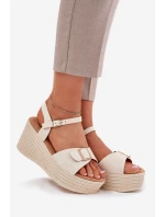 Dámské sandály na klínu s přezkou béžové model 21696184 - Boto Dámské sandály na klínu s přezkou béžové model 21696184 - Boto