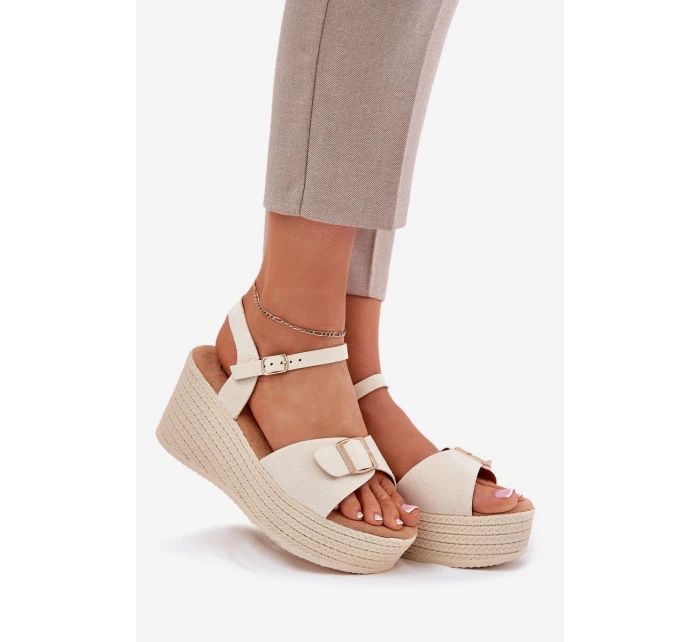 Dámské sandály na klínu s přezkou béžové model 21696184 - Boto Dámské sandály na klínu s přezkou béžové model 21696184 - Boto