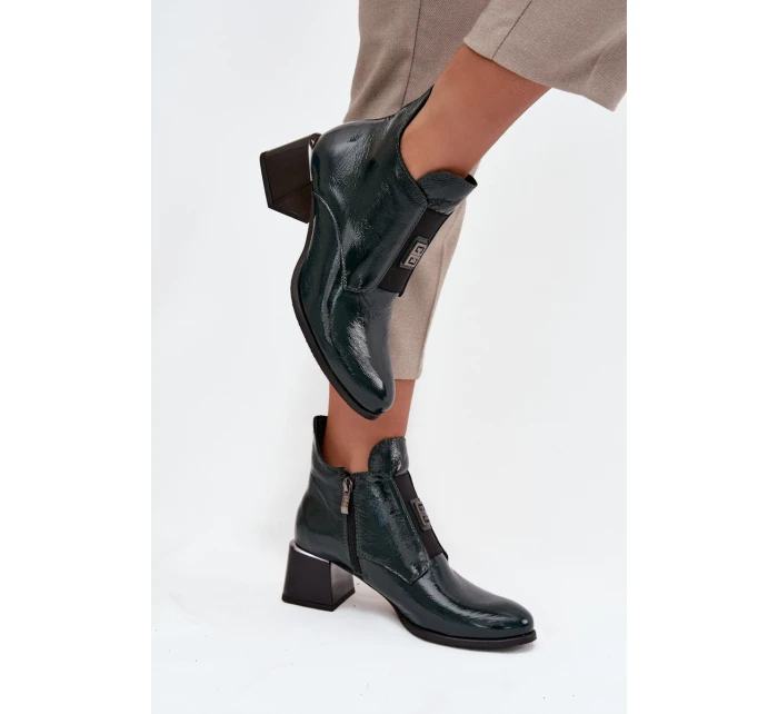 Kožené lakované kotníkové boty na klínu s ozdobným detailem zateplené Zazoo 60560 tmavě zelené