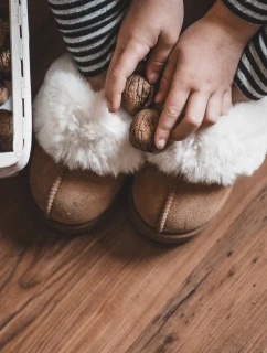 Dětské pantofle s kožešinou model 21639728 - Boto