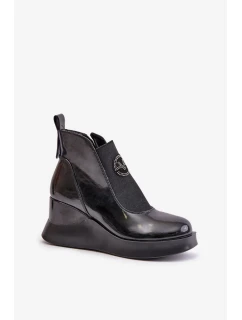 Lakované kotníkové boty na klínku zateplené Vinceza černé