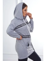 Šaty zdobené stuhou s nápisem šedá