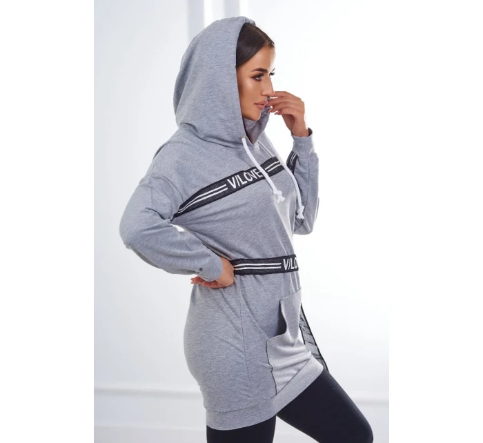 Šaty zdobené stuhou s nápisem šedá