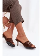 Dámské sandály na podpatku s páskem a zlatým přezkou Čokoládové model 22038448 - Boto
