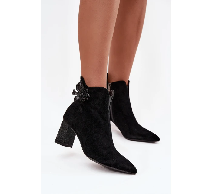 Semišové dámské boty na sloupkovém podpatku s ozdobou D&A – černé Semišové dámské boty na sloupkovém podpatku s ozdobou D&A – černé