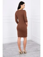 Přiléhavé šaty s výřezem pod prsy hnědé barvy