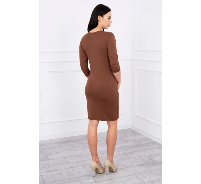 Přiléhavé šaty s výřezem pod prsy hnědé barvy