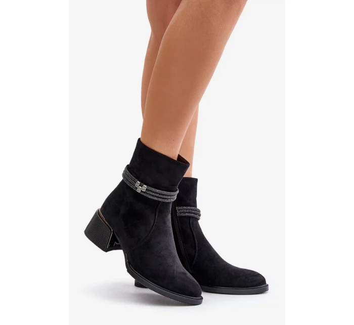 Zateplené Dámské Kotníkové Boty Na Nízkém Podpatku S Ozdobnými Pásky D&A Černé Zateplené Dámské Kotníkové Boty Na Nízkém Podpatku S Ozdobnými Pásky D&A Černé