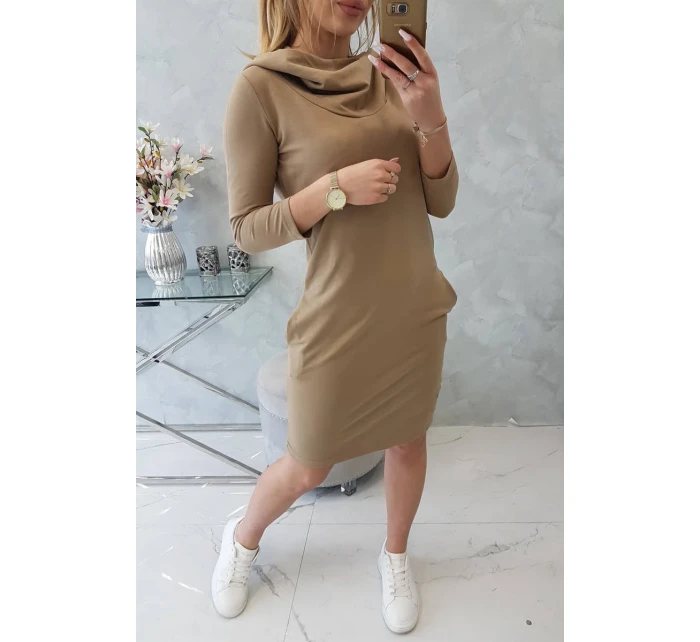 Šaty s kapucí a kapsami camel