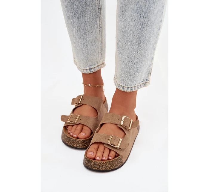 Dámské pantofle na korkové platformě se zlatými sponami tmavě béžové model 21919279 - EVENTO Dámské pantofle na korkové platformě se zlatými sponami tmavě béžové model 21919279 - EVENTO