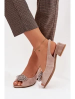 Kožené dámské sandály na podpatku s ozdobou model 22031834 béžové - D&A