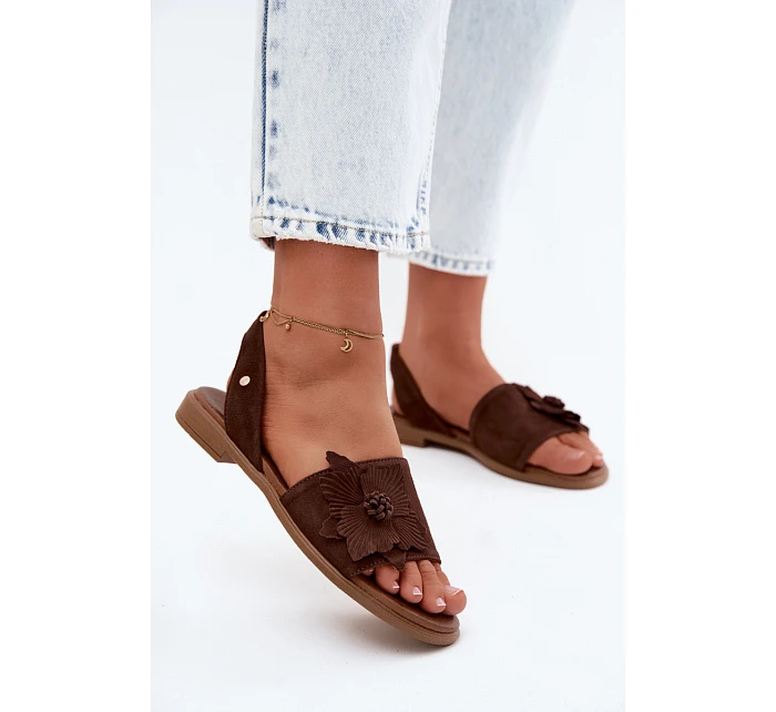 Kožené semišové sandály na nízkém podpatku s ozdobným květem model 22122974 Čokoládové - Zazoo