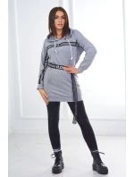 Šaty zdobené stuhou s nápisem šedá