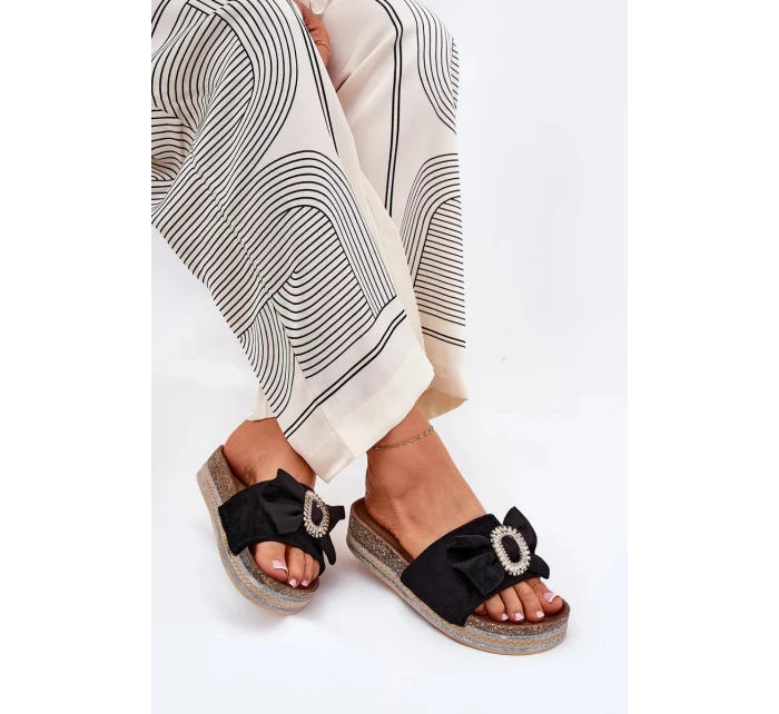 Dámské pantofle na platformě s mašlí a ozdobnou broží – černé Lenela Dámské pantofle na platformě s mašlí a ozdobnou broží – černé Lenela