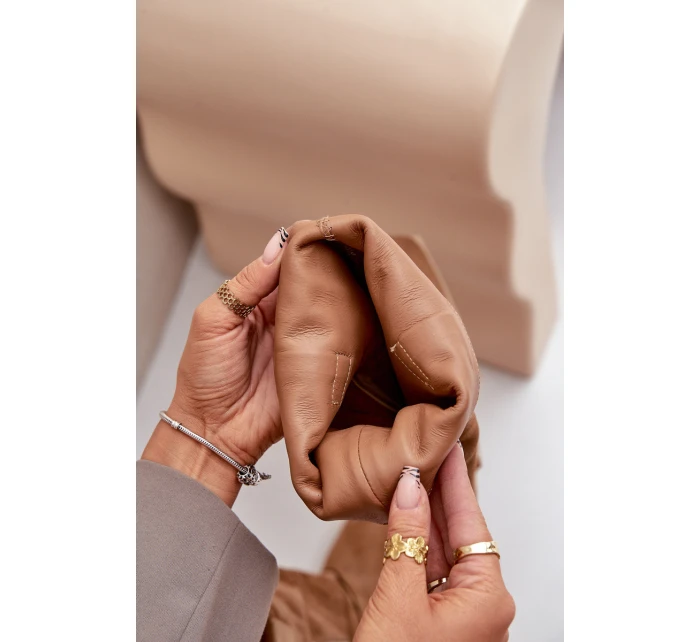 Semišové kozačky na nízkém podpatku s nad  Camel model 21680104 - Zazoo