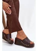 Dámské pantofle na platformě se zlatými sponami hnědé model 21918845 - Boto