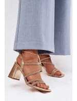 Dámské sandály na podpatku s pásky a kamínky Zlaté model 22027983 - Boto Dámské sandály na podpatku s pásky a kamínky Zlaté model 22027983 - Boto