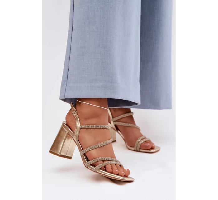 Dámské sandály na podpatku s pásky a kamínky Zlaté model 22027983 - Boto Dámské sandály na podpatku s pásky a kamínky Zlaté model 22027983 - Boto