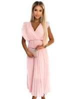 Plisované dámské šaty v broskvové barvě s výstřihem a zlatým řetízkem model 21819818 - numoco basic Plisované dámské šaty v broskvové barvě s výstřihem a zlatým řetízkem model 21819818 - numoco basic