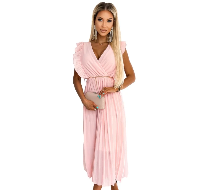 Plisované dámské šaty v broskvové barvě s výstřihem a zlatým řetízkem model 21819818 - numoco basic Plisované dámské šaty v broskvové barvě s výstřihem a zlatým řetízkem model 21819818 - numoco basic