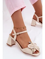 Dámské sandály na podpatku s ozdobným květem Vinceza 20283 Béžové Dámské sandály na podpatku s ozdobným květem Vinceza 20283 Béžové