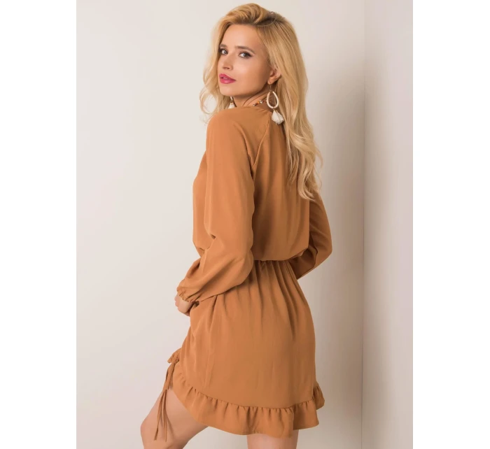 Sukienka 111 SK model 21098913 jasny brązowy - FPrice Sukienka 111 SK model 21098913 jasny brązowy - FPrice