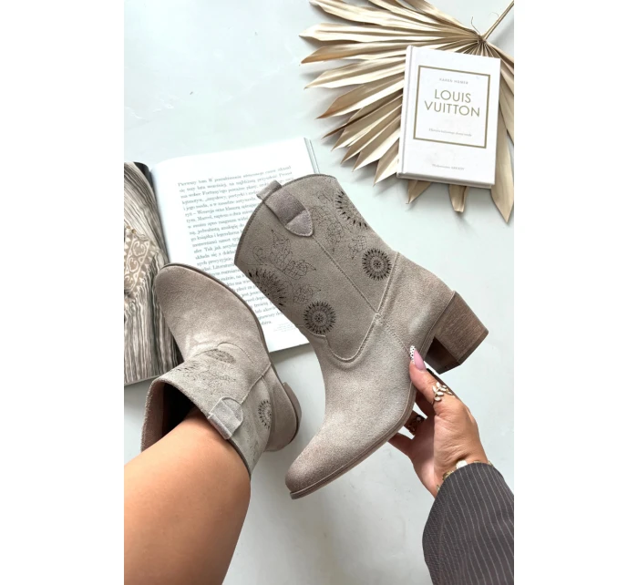 Semišové kožené dámské boty s na podpatku  Cappuccino model 21713188 - Zazoo