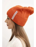 Dámská zimní pletená čepice s krystaly model 21750384 oranžová - K-Fashion Dámská zimní pletená čepice s krystaly model 21750384 oranžová - K-Fashion