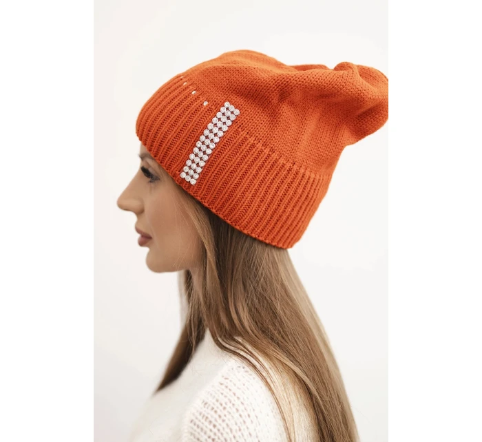 Dámská zimní pletená čepice s krystaly model 21750384 oranžová - K-Fashion Dámská zimní pletená čepice s krystaly model 21750384 oranžová - K-Fashion