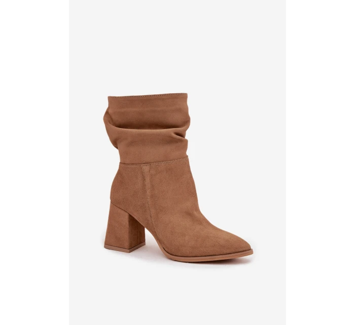 Dámské zateplené kotníkové boty z přírodního semiše na sloupkovém podpatku – béžové Dámské zateplené kotníkové boty z přírodního semiše na sloupkovém podpatku – béžové