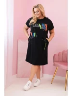 Dámské bavlněné šaty Plus Size s barevným potiskem a kapsou černý Dámské bavlněné šaty Plus Size s barevným potiskem a kapsou černý
