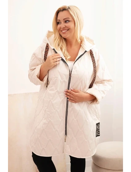 Dámská bunda Plus Size prošívaná s kapucí a nápisem model 21229239 světlé béžové - K-Fashion Dámská bunda Plus Size prošívaná s kapucí a nápisem model 21229239 světlé béžové - K-Fashion