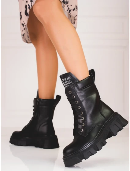 Trendy kotníčkové boty dámské černé na plochém podpatku Trendy kotníčkové boty dámské černé na plochém podpatku