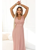 Dlouhé maxi šaty s a hlubokým výstřihem pudrově růžové model 22085441 - numoco basic Dlouhé maxi šaty s a hlubokým výstřihem pudrově růžové model 22085441 - numoco basic