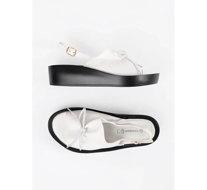 Pohodlné bílé dámské  sandály na klínku