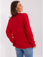 Klasický červený svetr se vzory