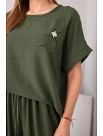 Dámský komplet z viskózy s ozdobným květem a širokými kalhotami tmavé khaki Dámský komplet z viskózy s ozdobným květem a širokými kalhotami tmavé khaki