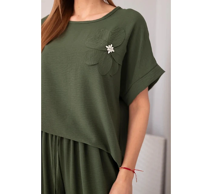 Dámský komplet z viskózy s ozdobným květem a širokými kalhotami tmavé khaki Dámský komplet z viskózy s ozdobným květem a širokými kalhotami tmavé khaki