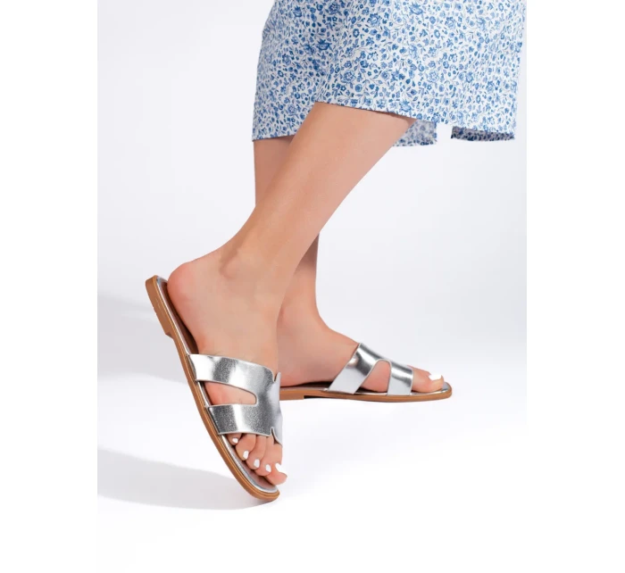 Praktické nazouváky stříbrné dámské na plochém podpatku Praktické nazouváky stříbrné dámské na plochém podpatku