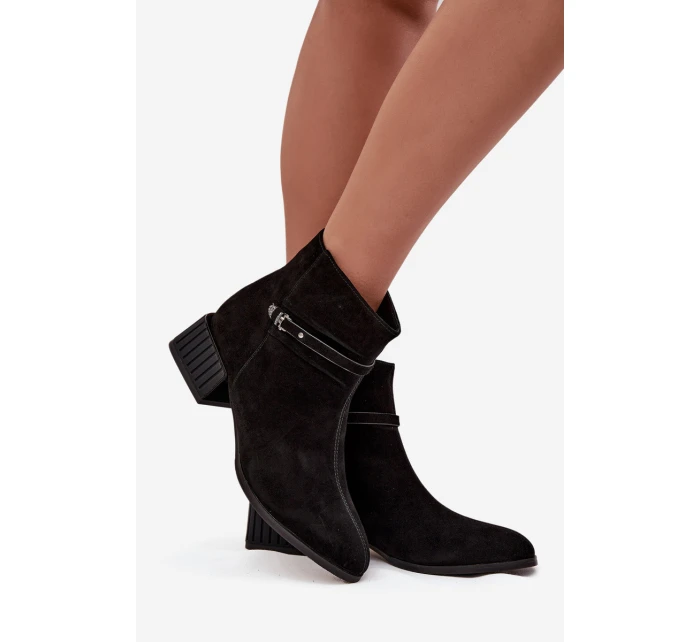 Dámské kozačky z přírodního semiše na klínu zateplené model 21715520 Černé - D&A Dámské kozačky z přírodního semiše na klínu zateplené model 21715520 Černé - D&A