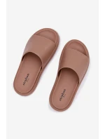 Dámské pantofle na platformě tmavě béžové model 21918985 - Boto Dámské pantofle na platformě tmavě béžové model 21918985 - Boto