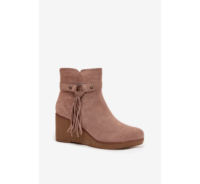 Zateplené dámské kotníkové boty na platformě s třásněmi béžové Olivarae Zateplené dámské kotníkové boty na platformě s třásněmi béžové Olivarae