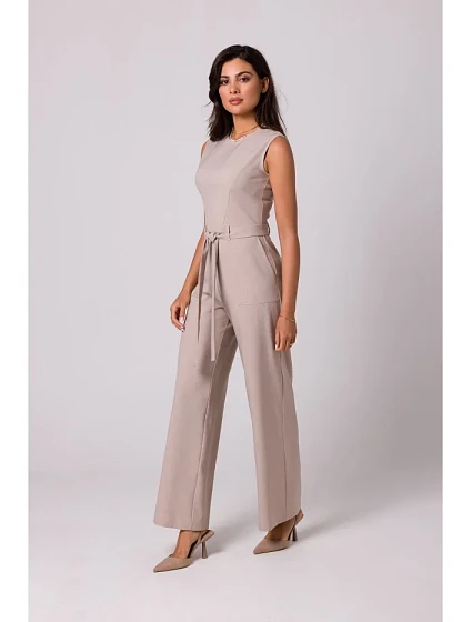 model 18407129 Kombinéza bez rukávů s kapsami béžová - BeWear model 18407129 Kombinéza bez rukávů s kapsami béžová - BeWear