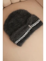 Dámská zimní čepice model 21441684 s perličkami a ozdobným vzorem grafitová - K-Fashion Dámská zimní čepice model 21441684 s perličkami a ozdobným vzorem grafitová - K-Fashion